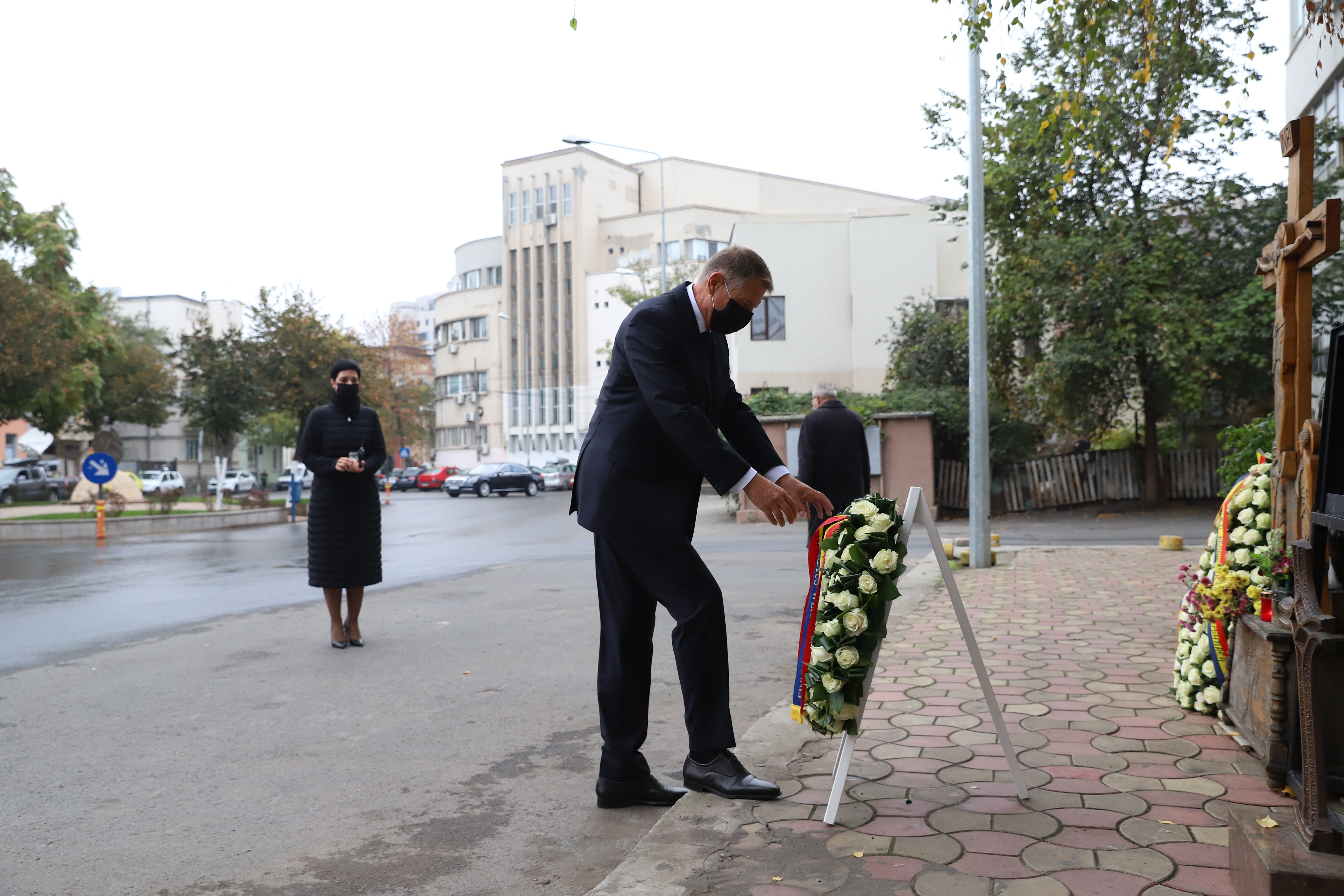 VIDEO | Klaus Iohannis a depus azi o coroană de flori în memoria victimelor de la Colectiv