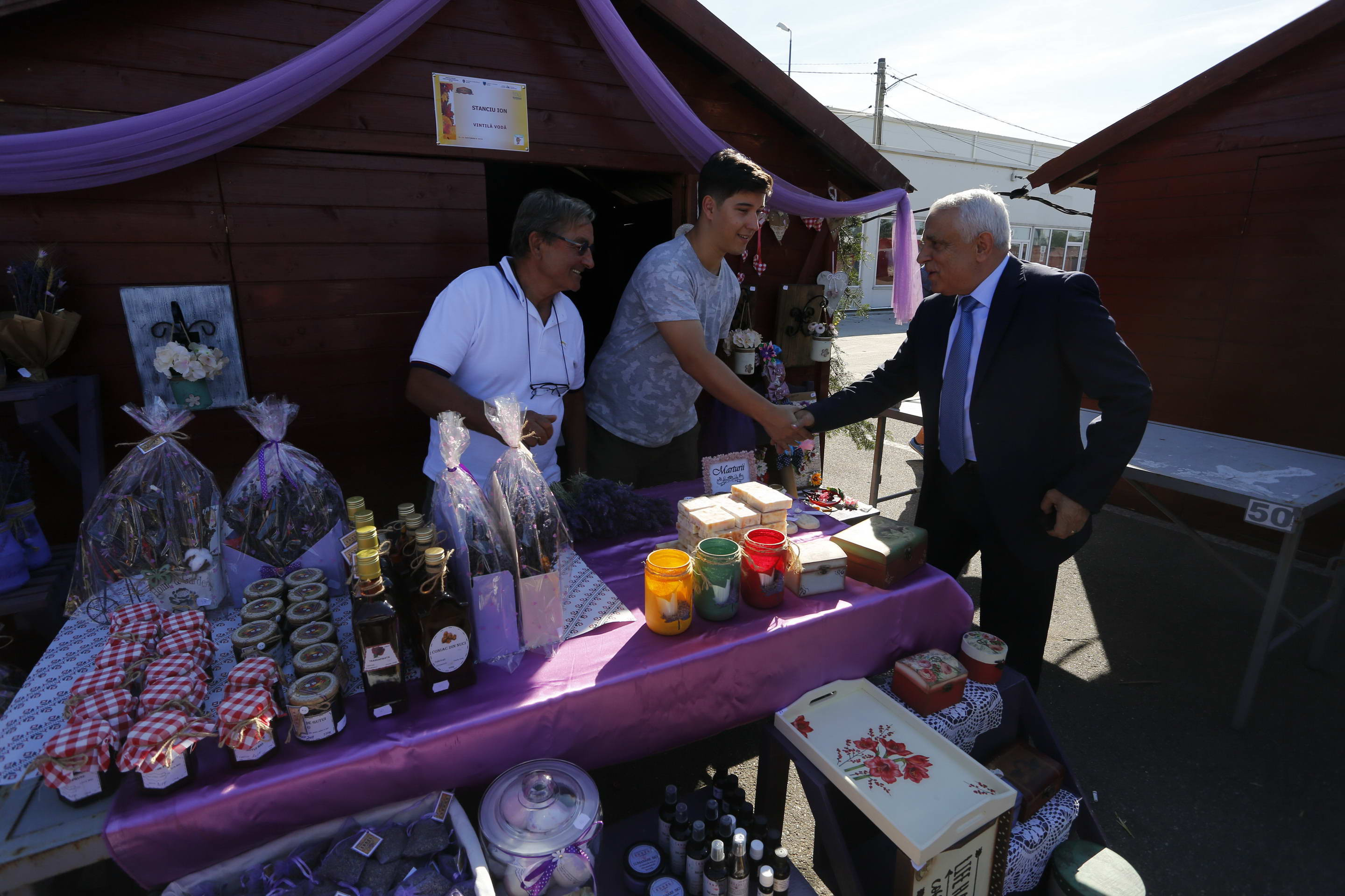 FOTOREPORTAJ/ Daea și-a cumpărat la un târg de la Buzău o căsuță artizanală, săpun de lavandă, turtă dulce, dar și ceapă și usturoi. A refuzat, în schimb, o sticlă de coniac de nuci