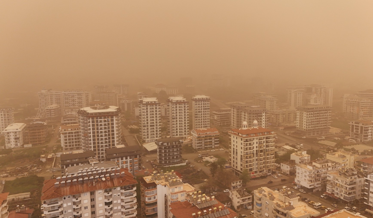 Norul saharian a ajuns în Turcia: imagini spectaculoase cu cerul portocaliu și stratul dens de praf din Antalya
