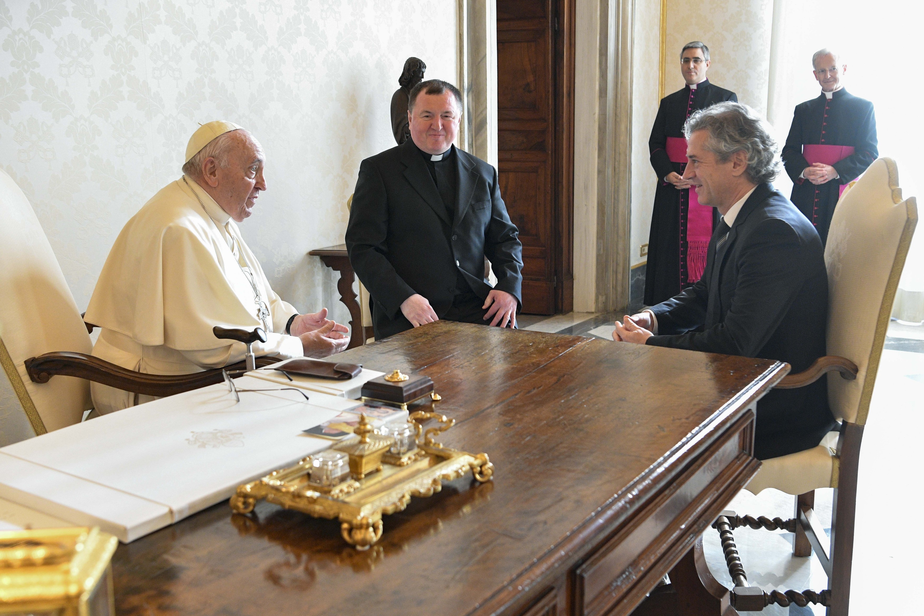 Papa Francisc a sărutat mâna unui bărbat fără adăpost, în ziua când a împlinit 86 de ani