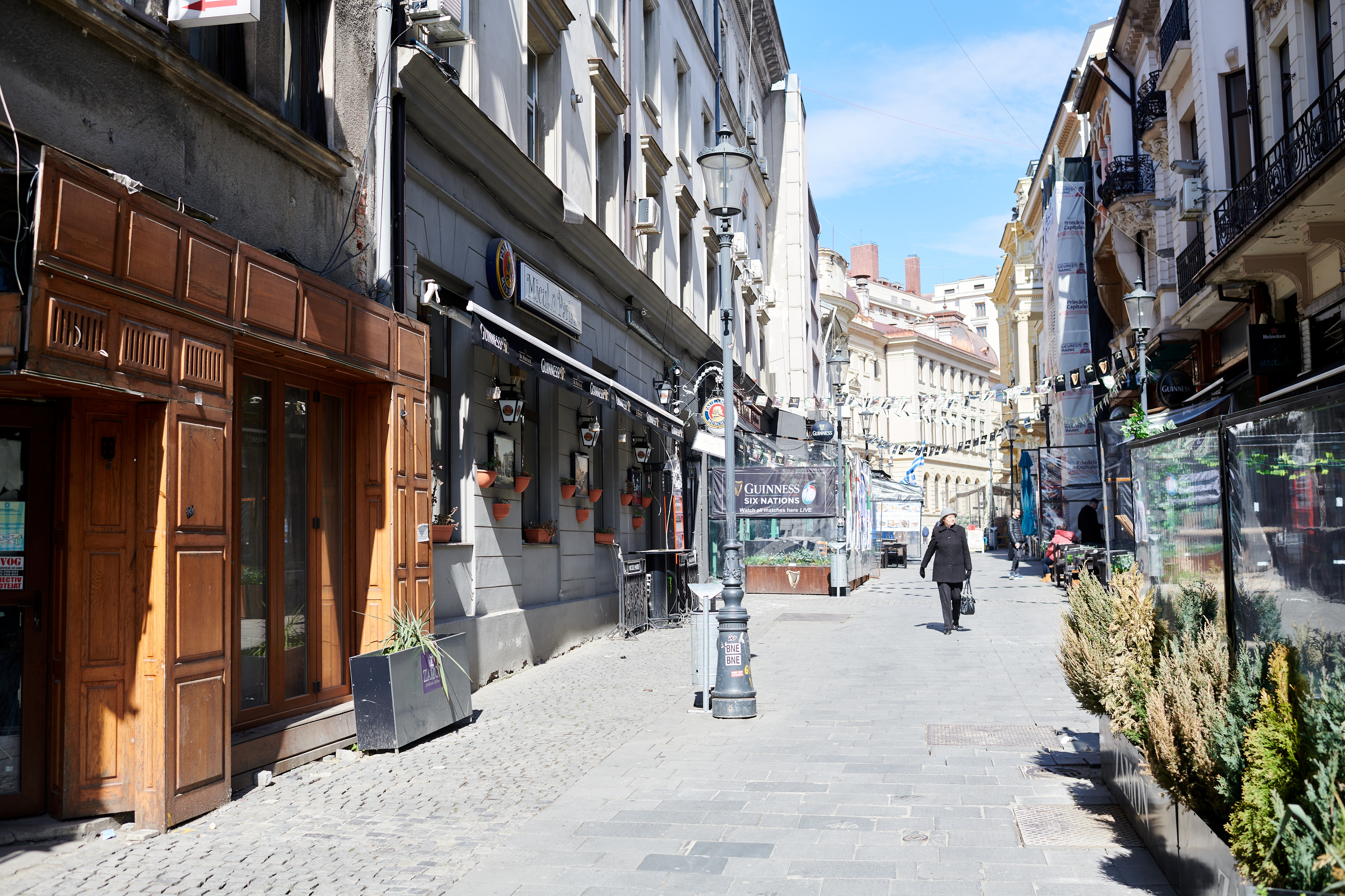 Starea de urgență îi ține pe bucureșteni în case și închide localurile din Centrul Vechi. Fotografii cu Capitala goală