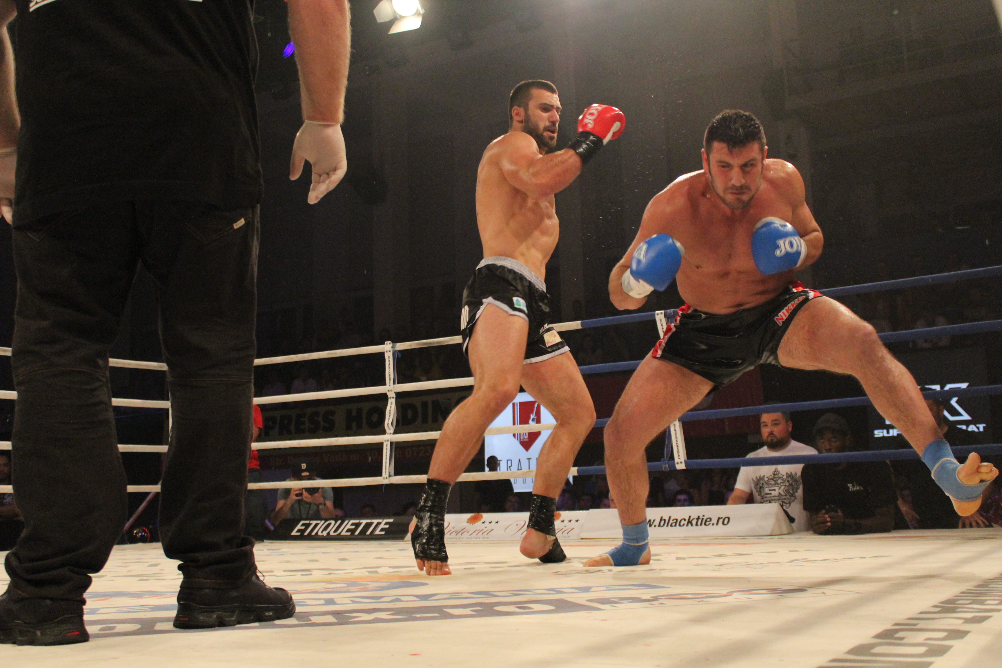 VIDEO / Andrei Stoica și-a păstrat centura mondială Superkombat