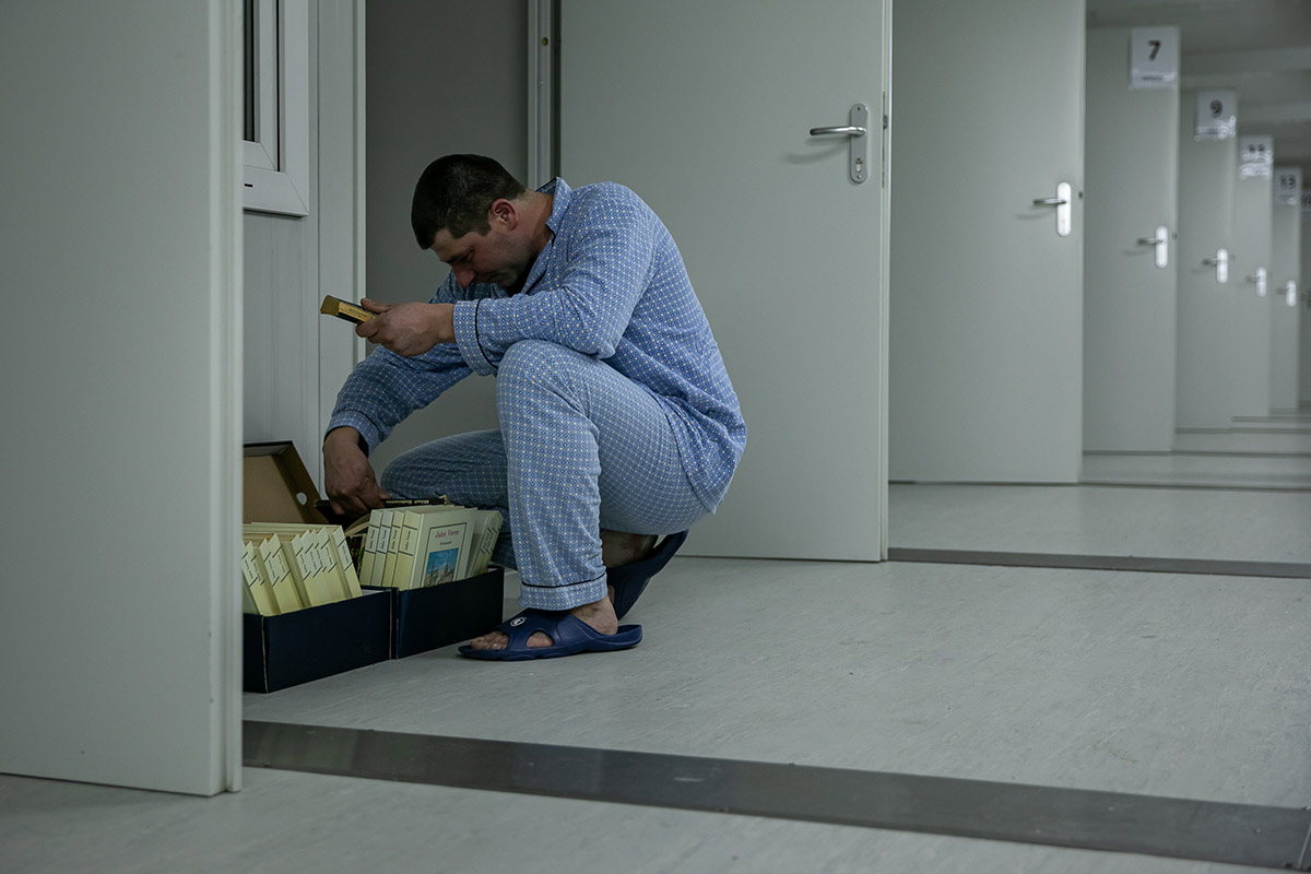 Cum e noaptea dintre ani pentru oamenii fără adăpost,  care abia își duc zilele. Revelion cu urme de artificii pe cer și o felie de tort de ciocolată