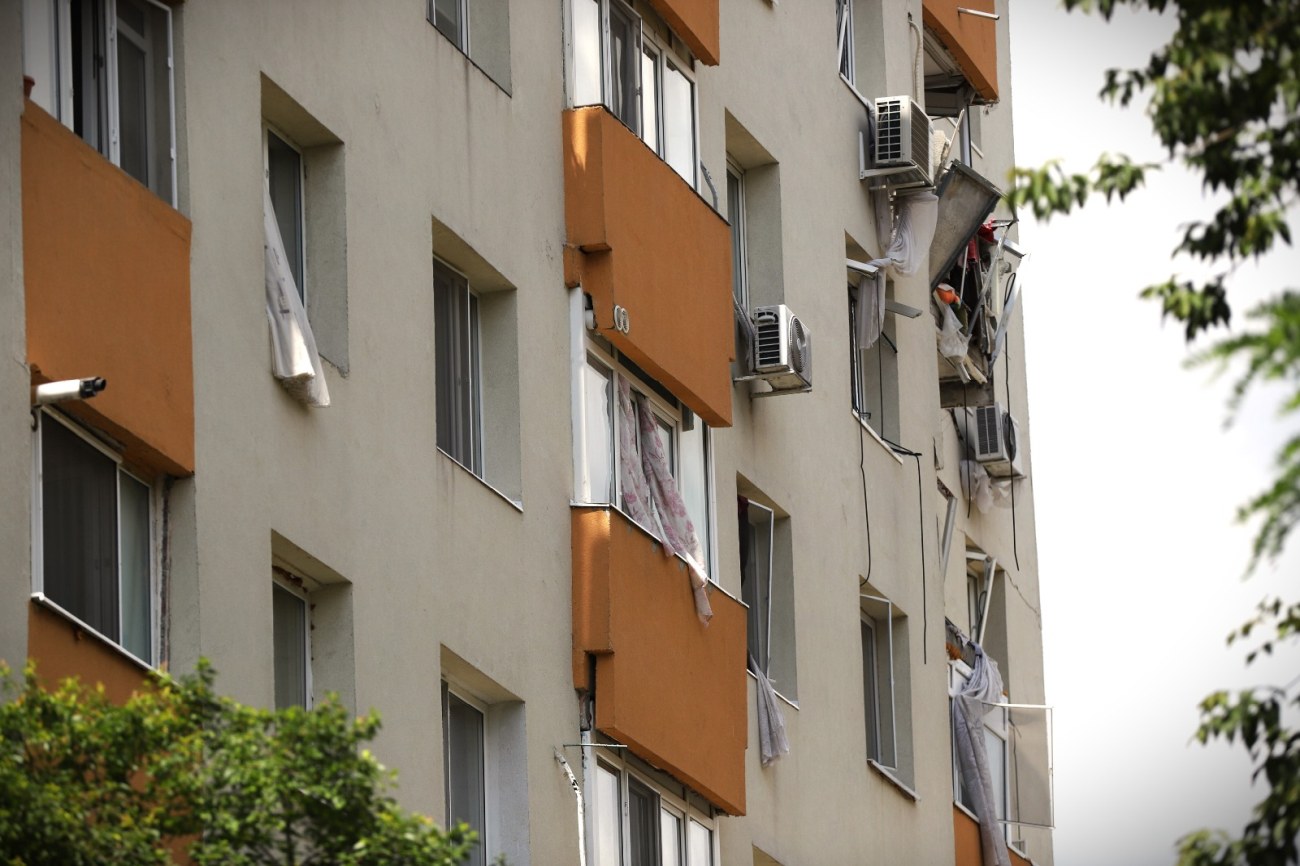 Locatarii blocului care a explodat în Rahova acum 9 luni și-au pierdut speranța: „Ne duc până la alegeri, atunci poate se mișcă lucrurile”
