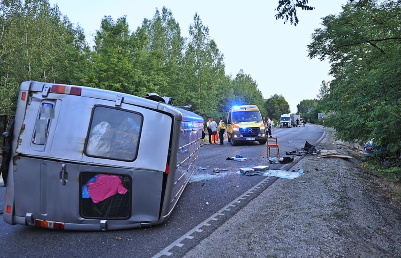 Microbuz românesc distrus în Ungaria, într-un accident cu un mort și doi răniți. Supraviețuitorii și-au pus mâinile-n cap când au văzut ce e pe șosea