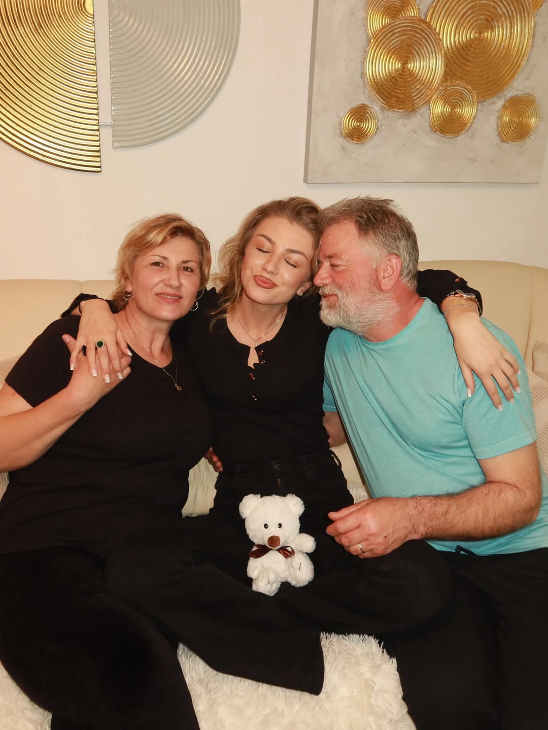 Ce face Codruța Filip în timp ce Valentin Sanfira se află în vacanță cu presupusa iubită. Artista nu a rămas singură în România