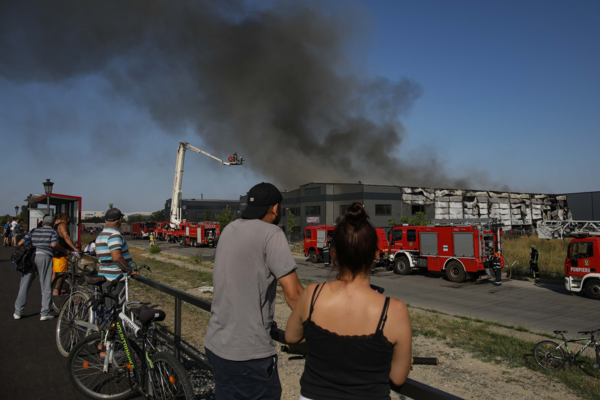 Incendiul de la hala din Mogoșoaia, stins după cinci ore și jumătate. Cauza încă nu e cunoscută