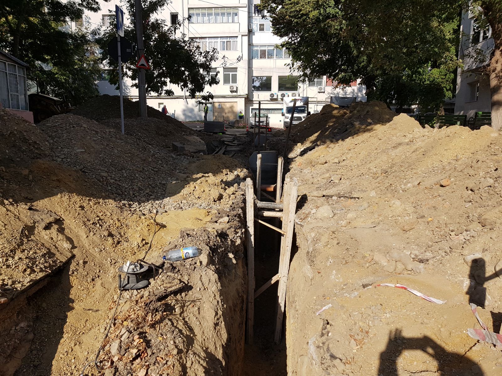 FOTO Bătrân la spital după ce a căzut într-un șanț din Vaslui. Firma, amendată pentru nesemnalizarea lucrării