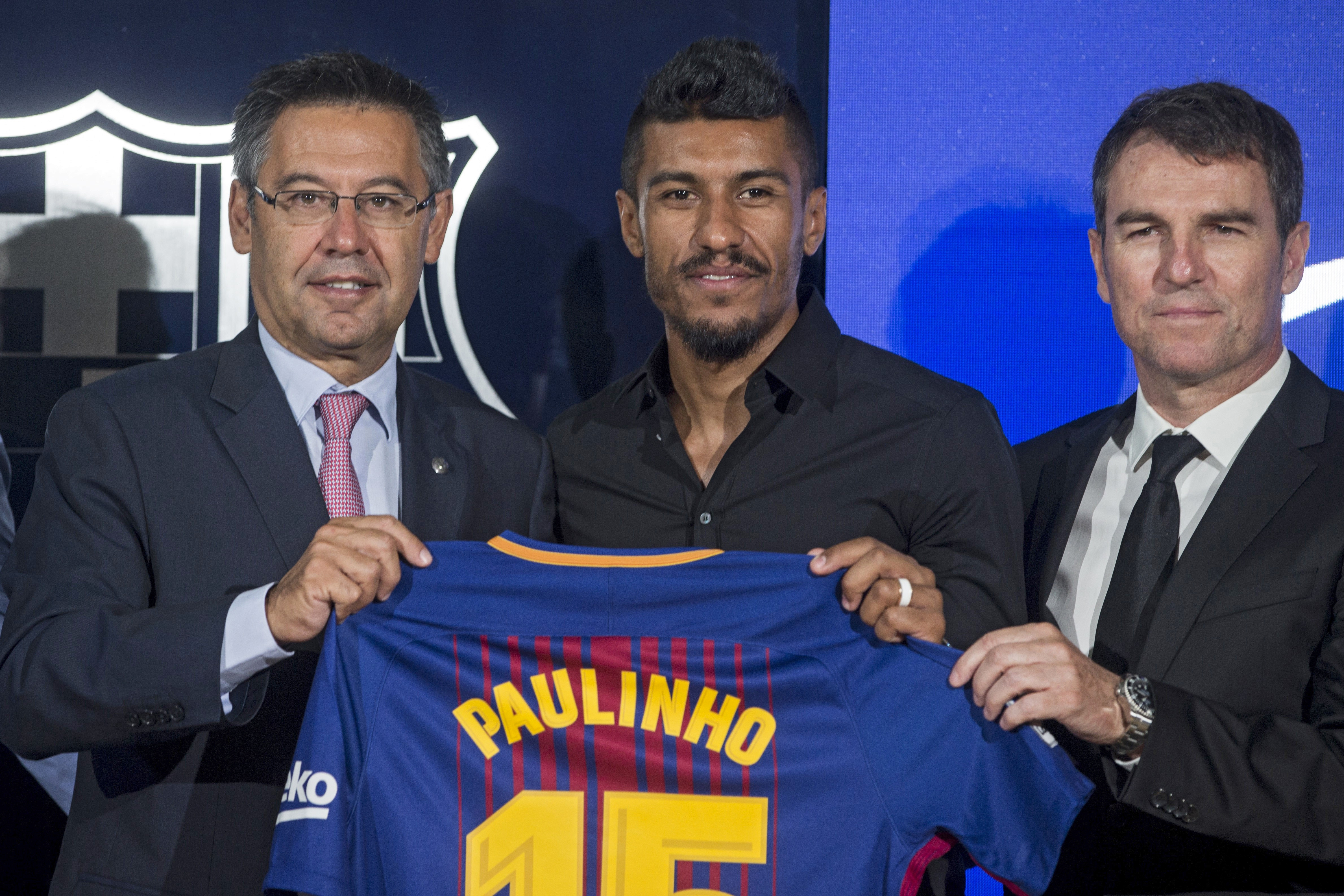 Brazilianul Paulinho a fost prezentat oficial la FC Barcelona / GALERIE FOTO