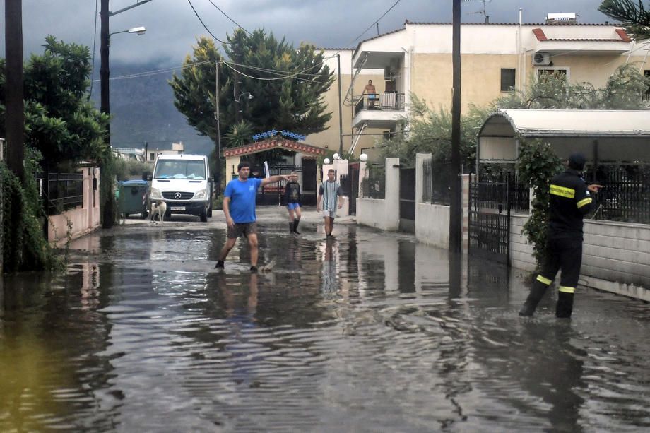VIDEO. Grecia, devastată de ciclonul Ianos. Cel puţin două persoane şi-au pierdut viaţa, iar mai multe insule au rămas fără curent