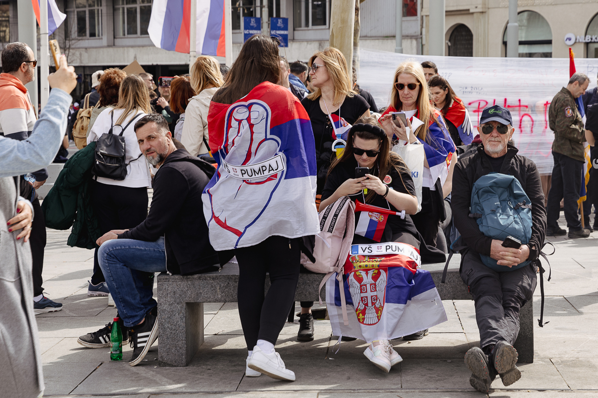 Drapelul României flutură în mijlocul protestului uriaș de la Belgrad: „Ne-am inspirat de la voi!”