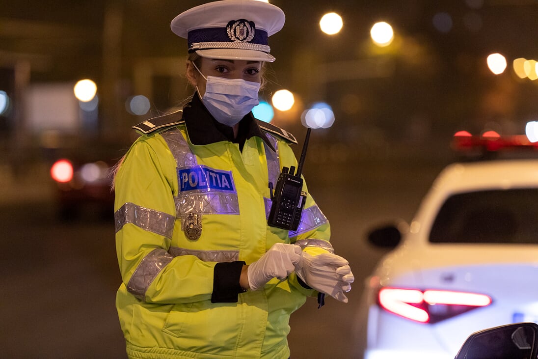 Petrecăreți prinși fără adeverințe și comentarii ironice, la filtrele de noapte ale Poliției, în carantina parțială: “Noaptea umblă virusul tare de tot. Ziua nu mai umblă”
