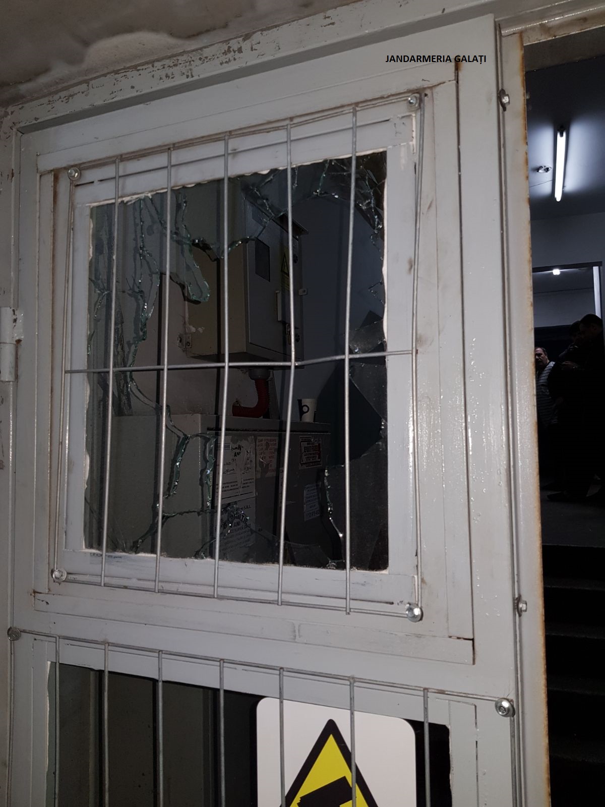 VIDEO&FOTO/Un tânăr din Galaţi a distrus apartamentul bunicii sale pentru că nu-şi găsea etnobotanicele