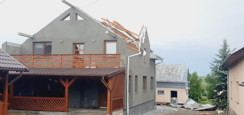 Copaci și acoperișuri smulse de vânt în județul Suceava, în urma unei furtuni puternice