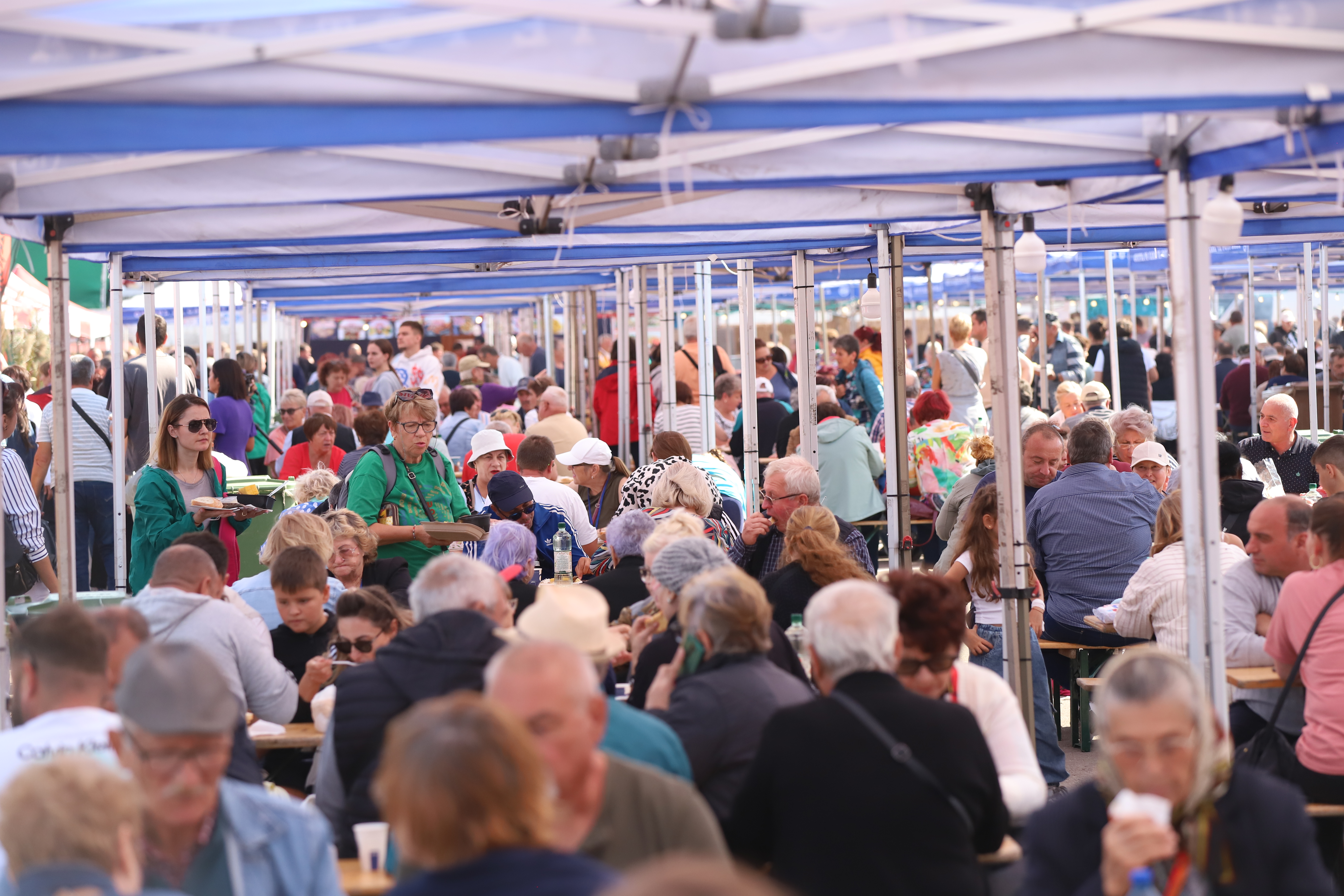 Secrete culinare de la Festivalul Borșului Lipovenesc din Jurilovca. Fără morcov, dar cu ardei și țicore de baltă: „Adevăratul gust îl dau oasele!” | FOTO REPORTAJ