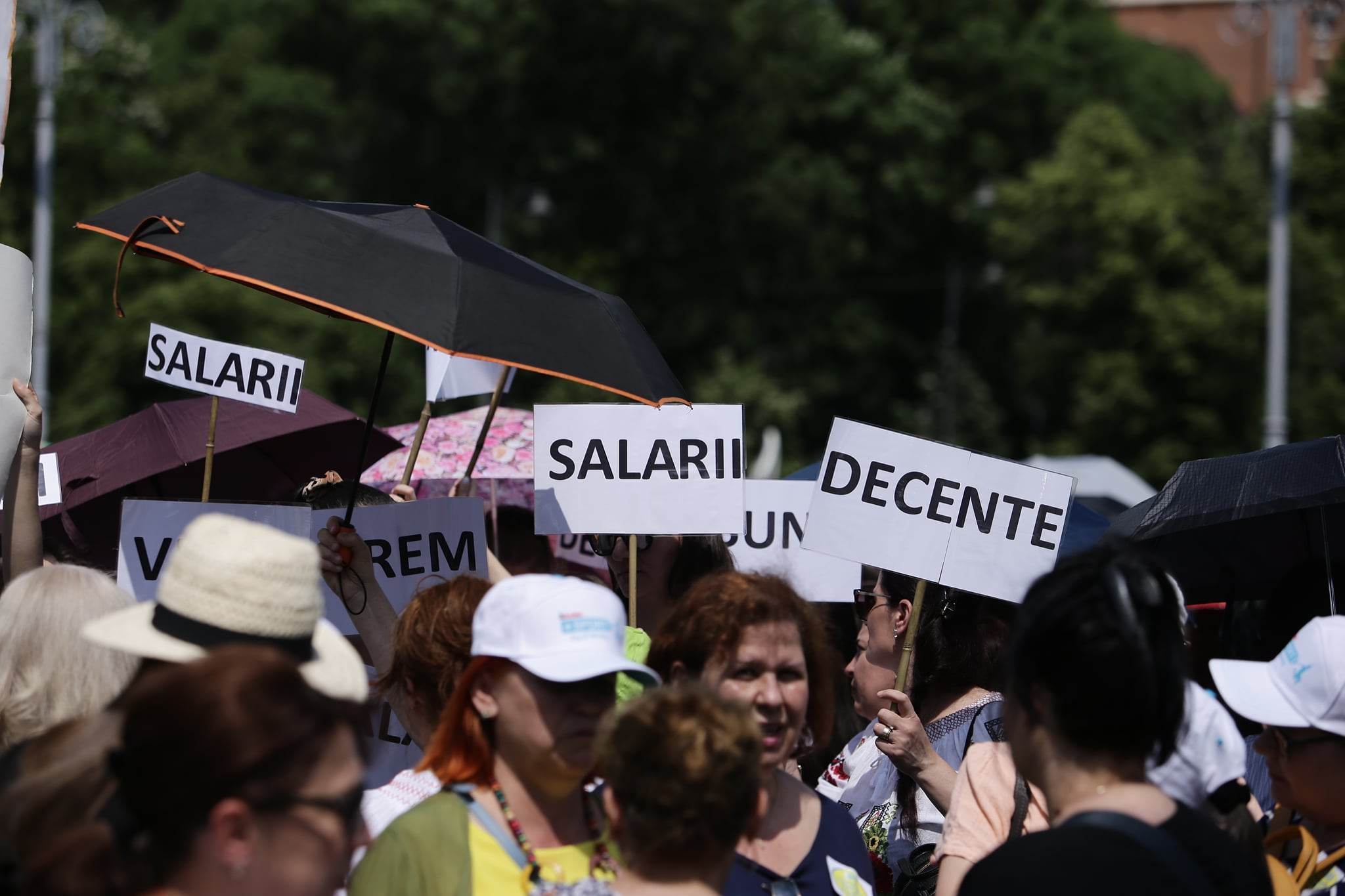 „Nu se poate România educată, cu salarii de altădată”. Mii de cadre didactice au protestat în stradă, în a patra zi de grevă