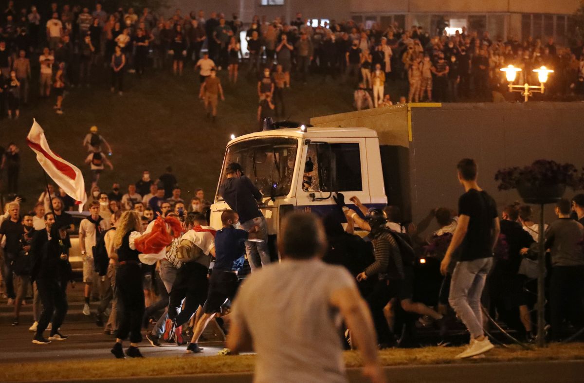 Imagini dramatice | Cea mai neagră noapte în Belarus: un mort, zeci de răniți, sute de arestări și un conflict care nu s-a încheiat