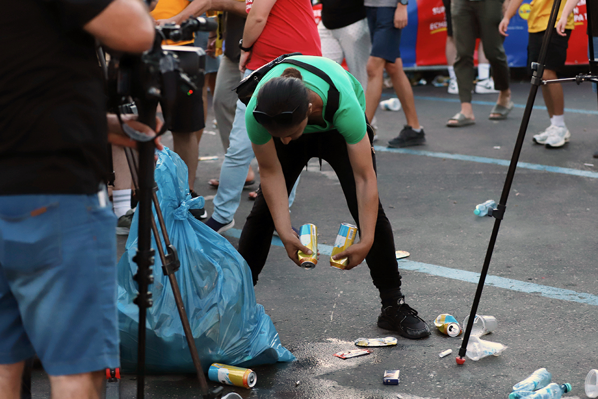 O altă față a programului de garanție-reciclare. Alergând după PET-uri prin București: „Nu dau în cap, nu tâlhăresc, sunt bani munciți! Scot un milion, un milion jumate pe zi”