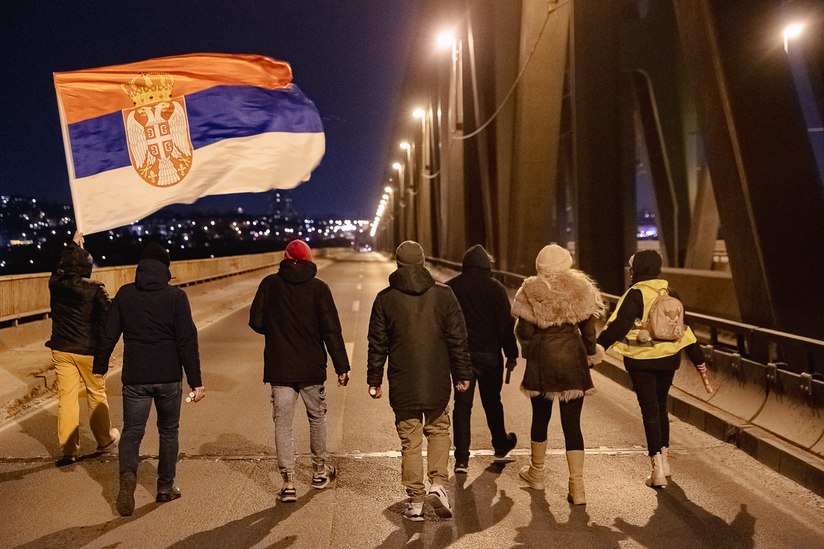 Blocadă pe un mare pod peste Dunăre din Belgrad. De aproape 4 luni, sârbii strigă „Corupția ucide!” | Video/Fotogalerie
