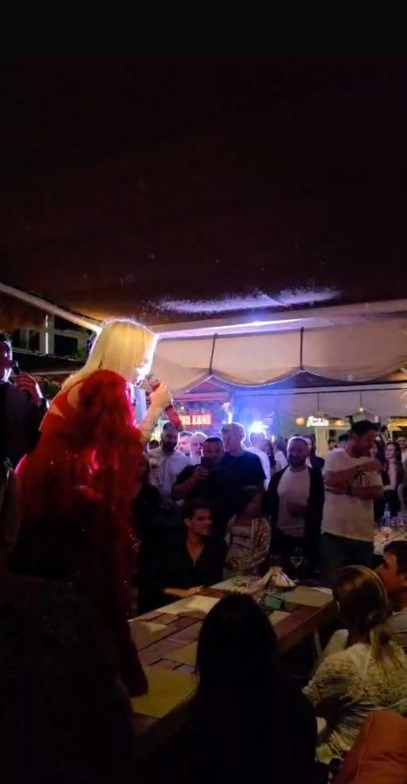 Loredana Groza, show pe masa lui Ianis și a lui Gheorghe Hagi la un local din Mamaia. Soțiile lor, Elena și Marilena, au fost de față