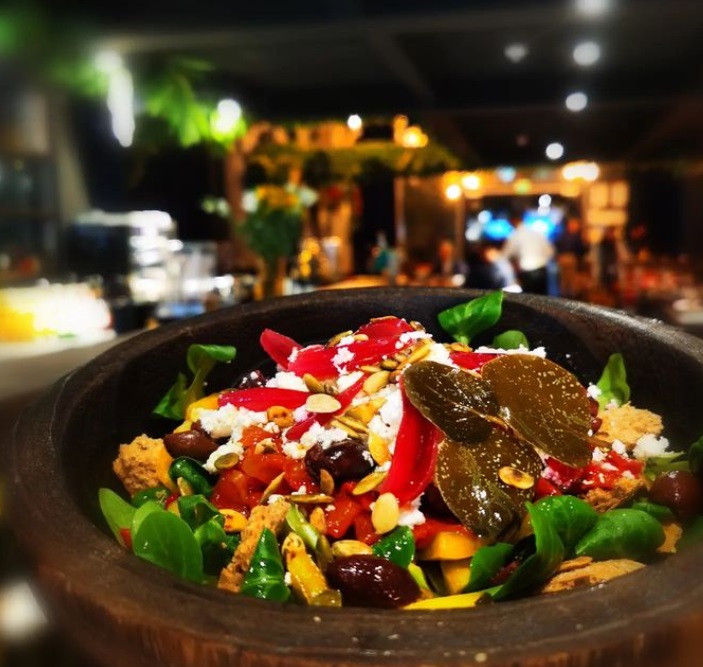 Ce prețuri are Cătălin Scărlătescu la restaurant. Cât costă o porție de sushi, de paste sau o salată