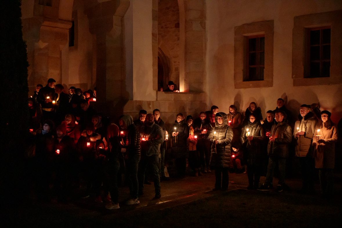 FOTOREPORTAJ. Învierea la Mănăstirea Putna, locul în care mai mulți refugiați ucraineni și-au găsit adăpost în calea războiului
