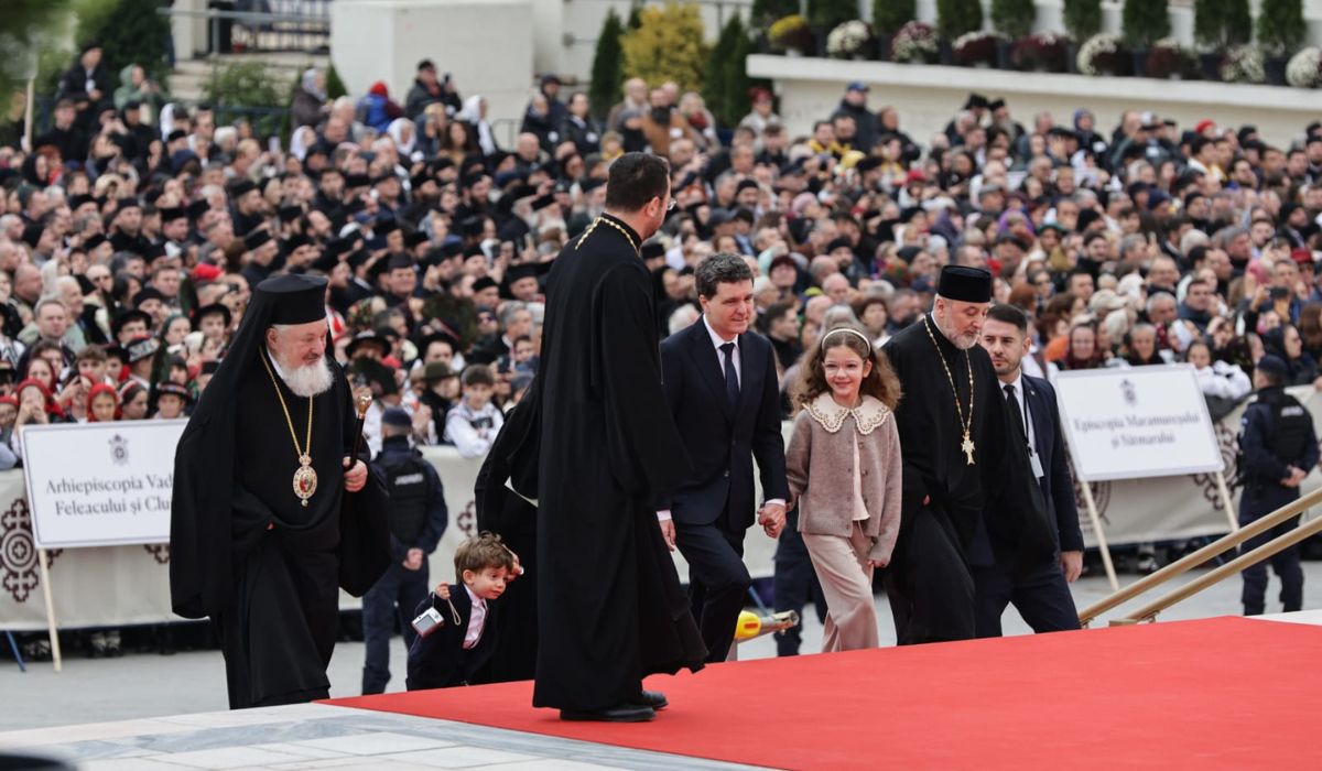 Fiul lui Nicușor Dan, moment amuzant la sfințirea Catedralei Mântuirii Neamului. Gestul micuțului l-a făcut pe președintele României să râdă