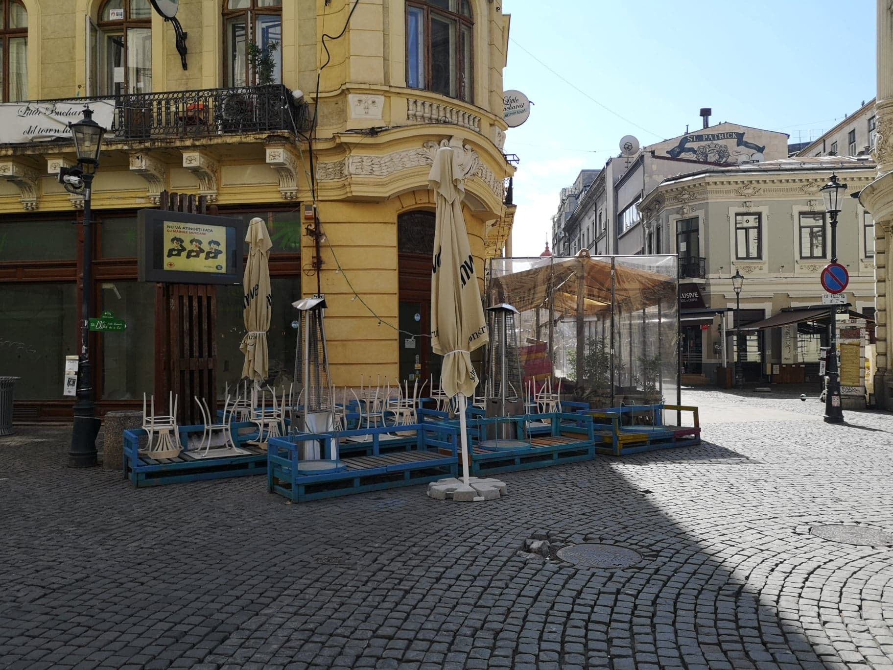 Starea de urgență îi ține pe bucureșteni în case și închide localurile din Centrul Vechi. Fotografii cu Capitala goală