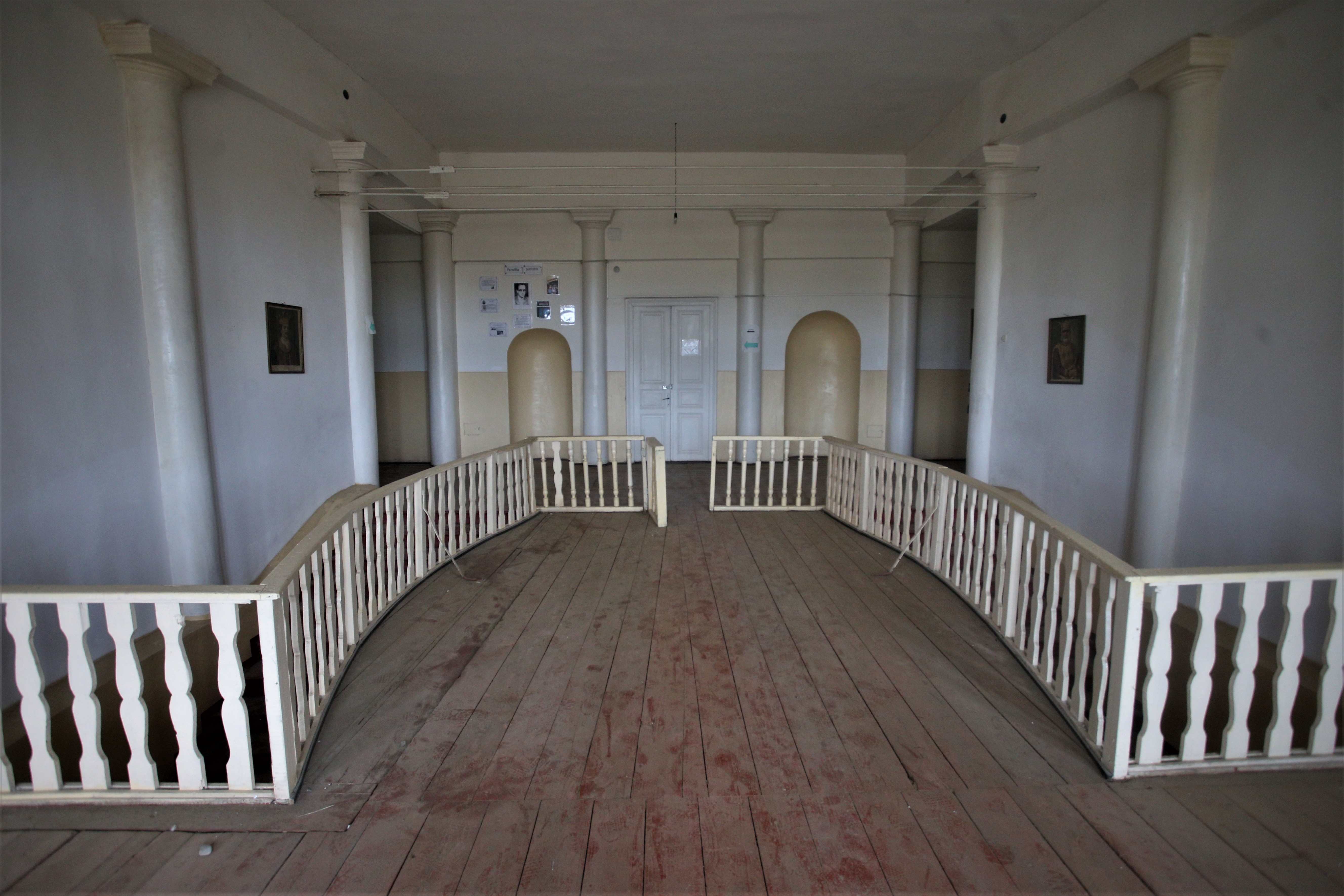 N-avem școli, dar le închidem. Oferită de către moştenitori, şcoala monument istoric din satul băcăuan Cârligi e lăsată în paragină de autorităţi