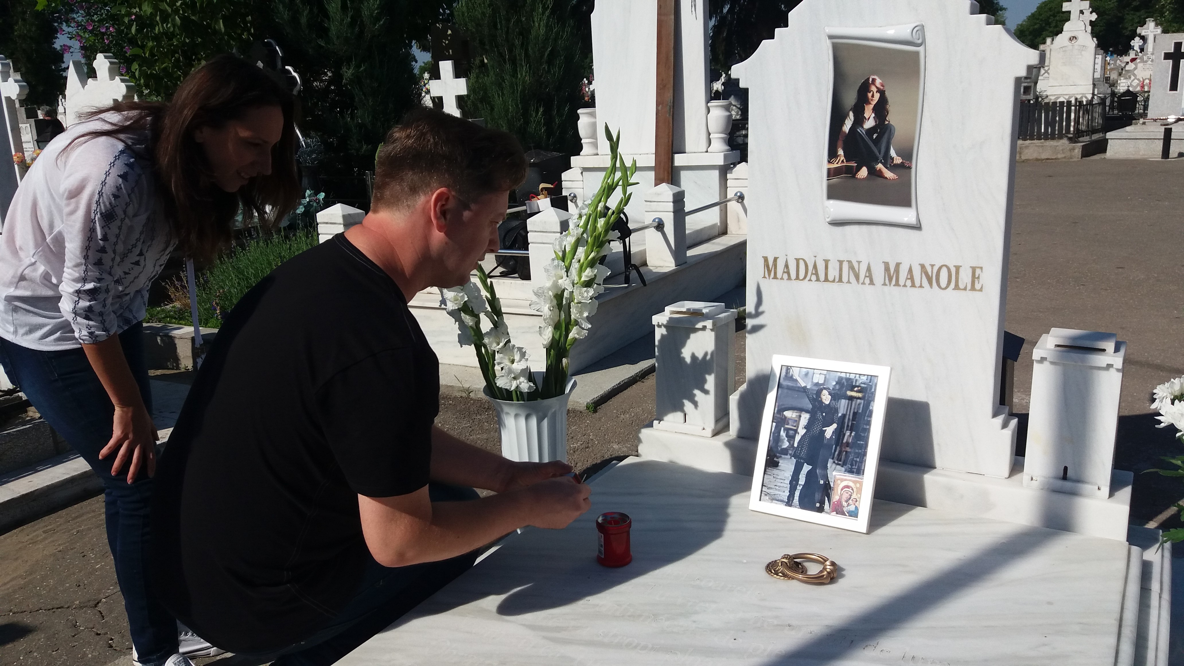 Nu au uitat-o pe Mădălina! Pelerinaj la mormântul artistei! Fanul său numărul 1 nu a lipsit GALERIE FOTO