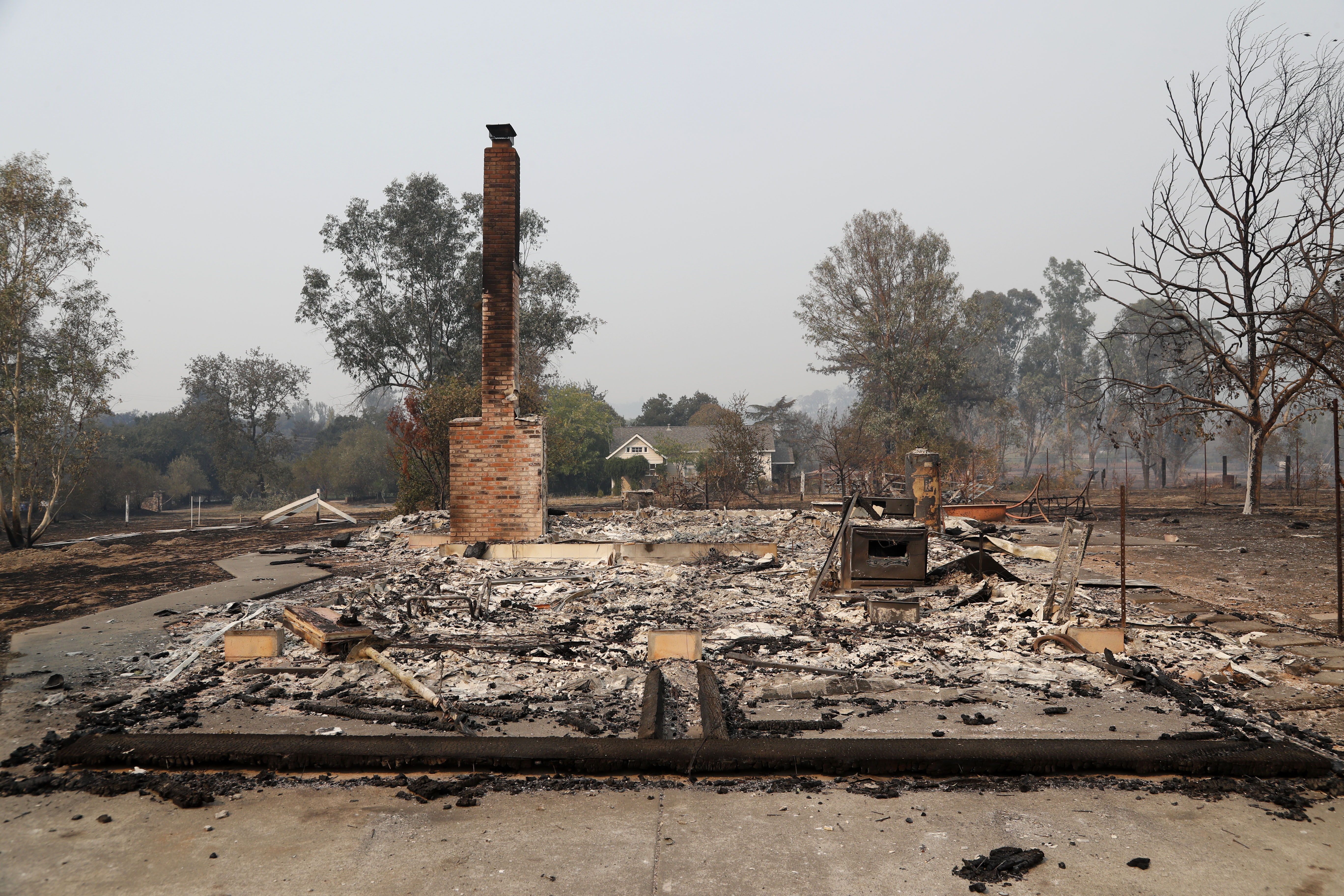 GALERIE FOTO| Incendii devastatoare în California. Cel puțin 23 de persoane au murit, mii de case și terenuri au fost distruse de foc