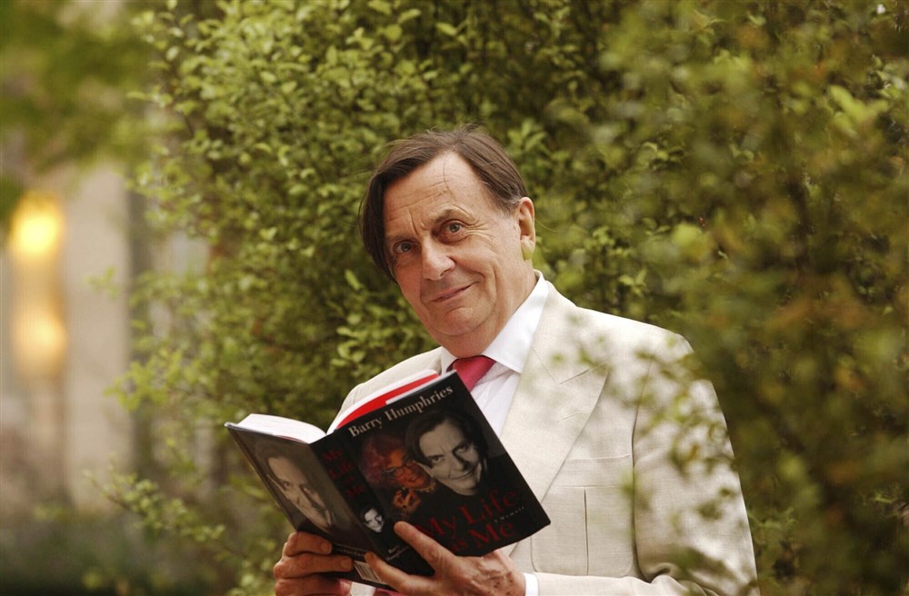 Actorul Barry Humphries, cunoscut pentru personajul Dame Edna, a murit la 89 de ani
