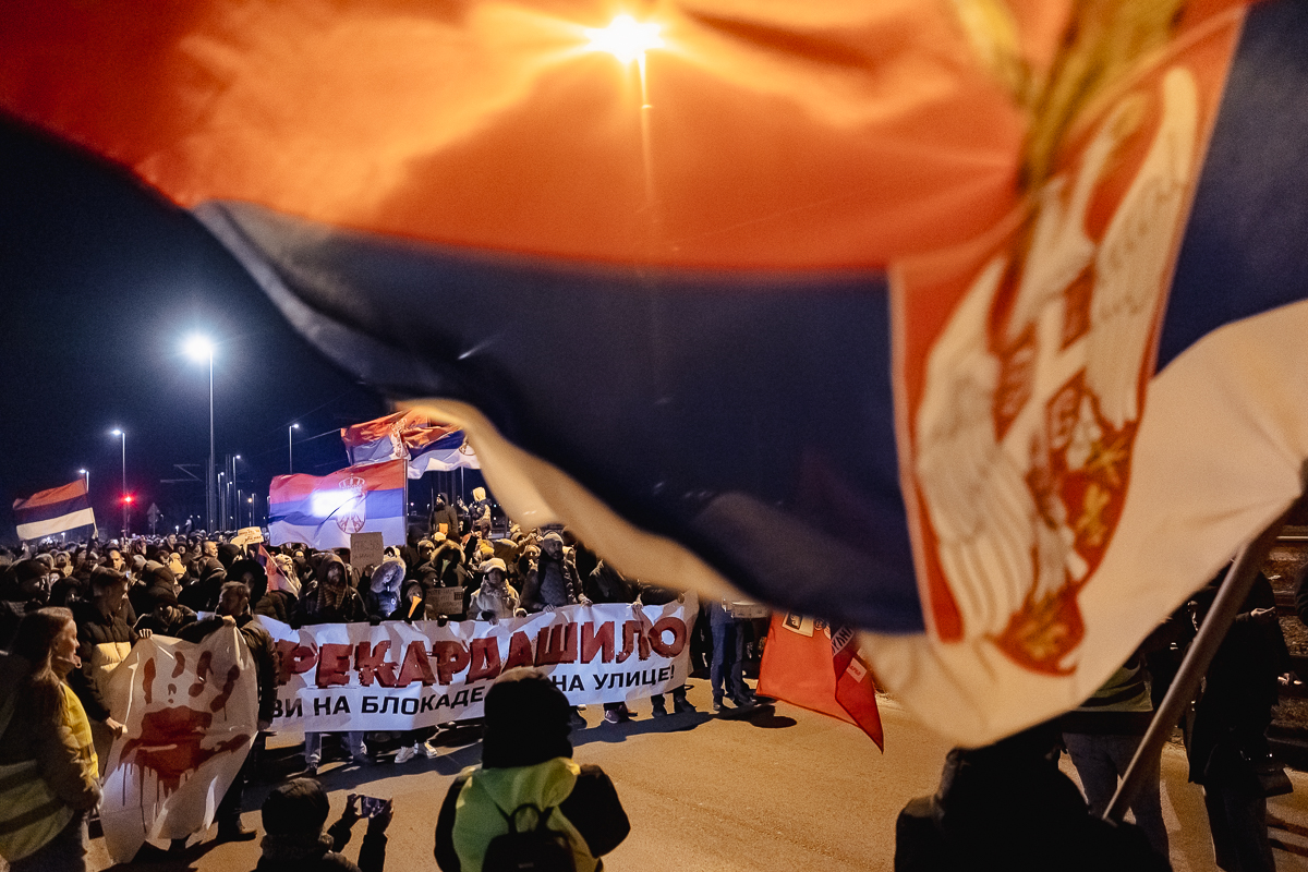 Blocadă pe un mare pod peste Dunăre din Belgrad. De aproape 4 luni, sârbii strigă „Corupția ucide!” | Video/Fotogalerie