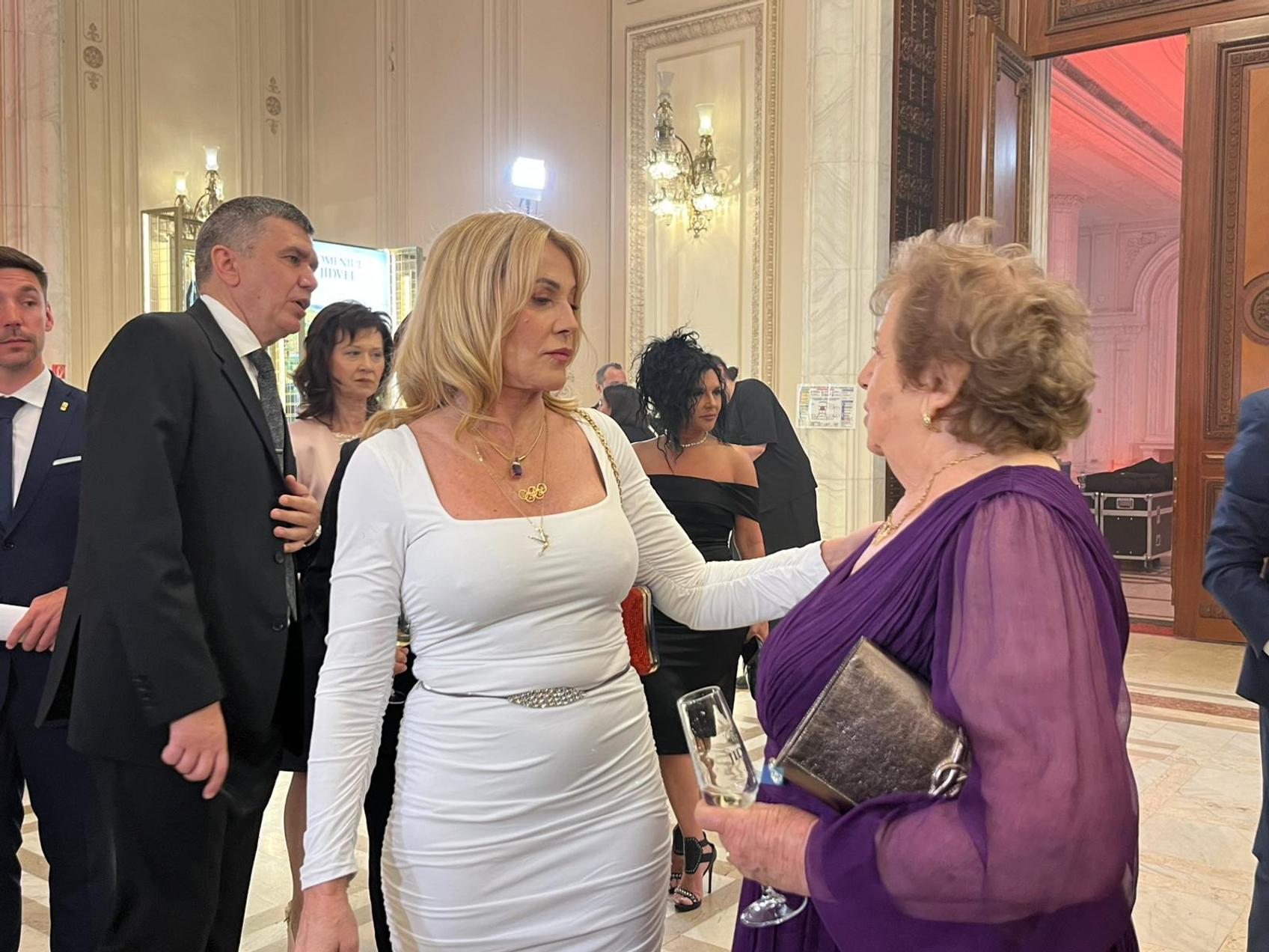Cum a apărut Nadia Comăneci la evenimentul organizat în onoarea sa. A fost singura îmbrăcată în alb și a avut o geantă cu steagul României