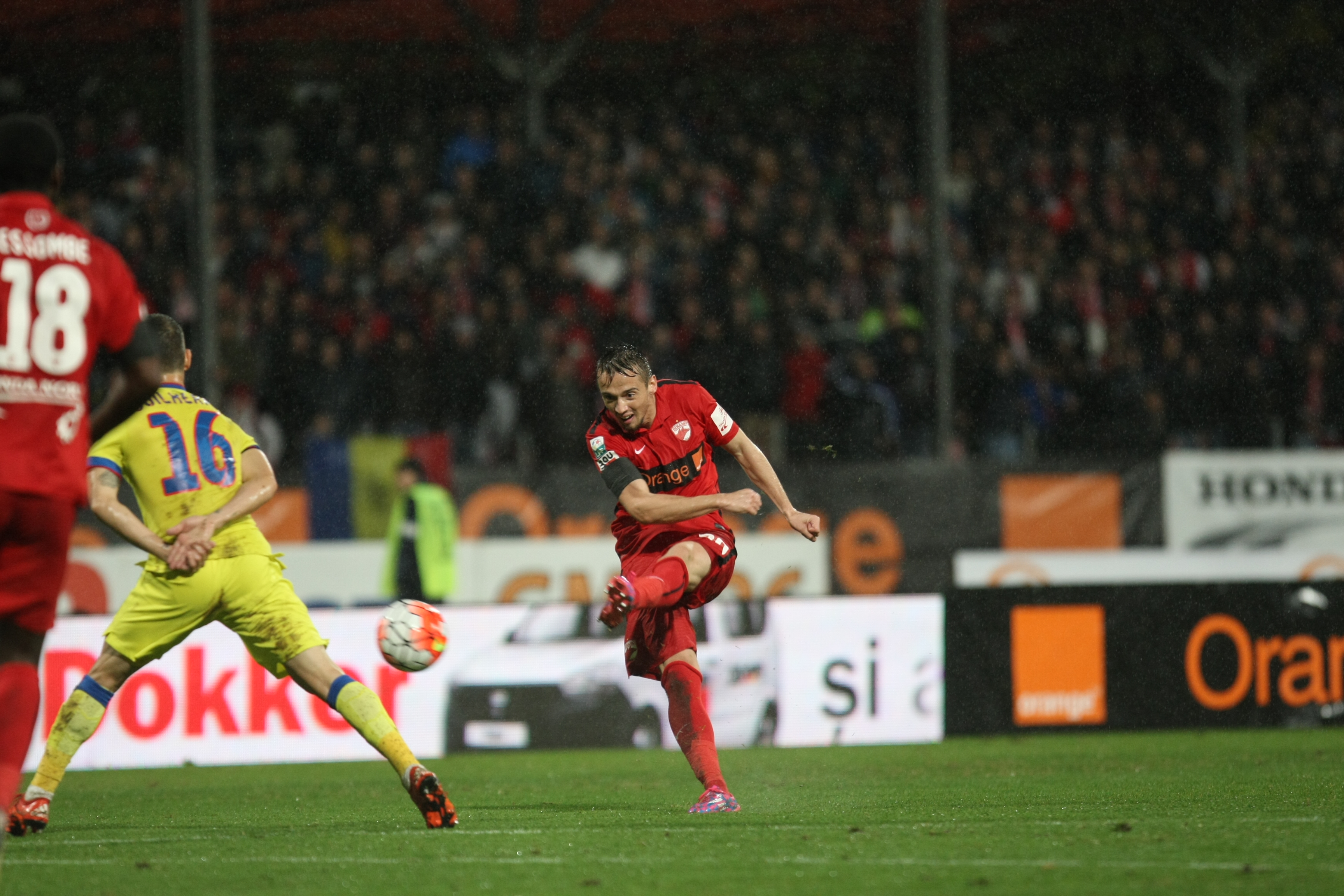 Dinamo - Steaua 3-1. "Câinii" au făcut legea pe teren și au câștigat după patru ani în faţa marii rivale / FOTO