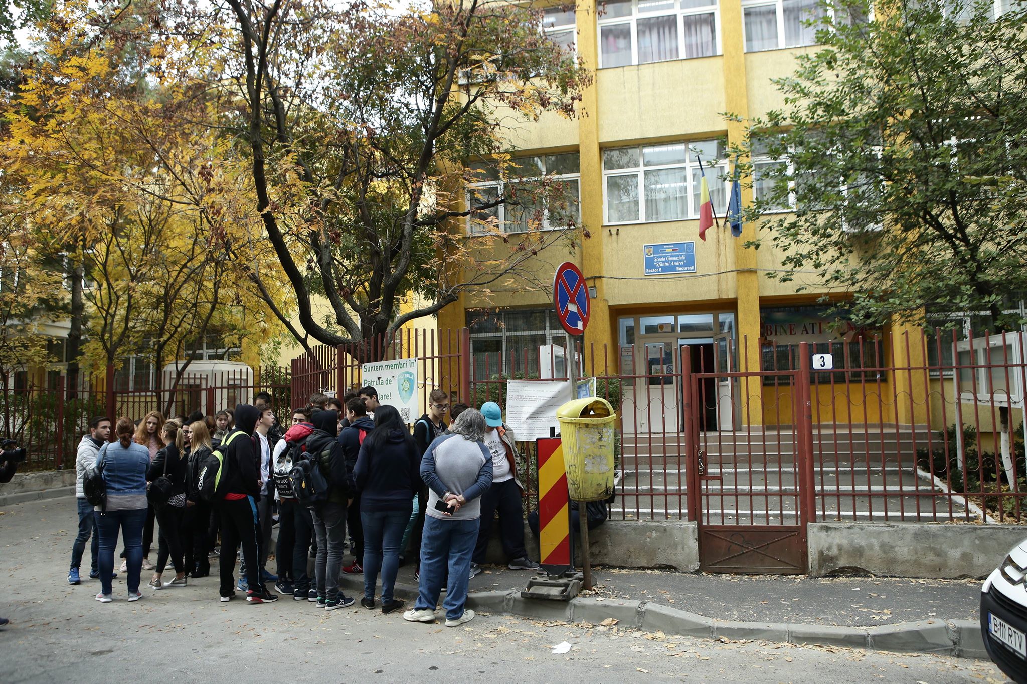 FOTO & VIDEO | Scandal la Școala Gimnazială ”Sfântul Andrei” din București. O profesoară e acuzată că le vorbește urât elevilor, părinții nu-și mai lasă copiii să intre la orele ei