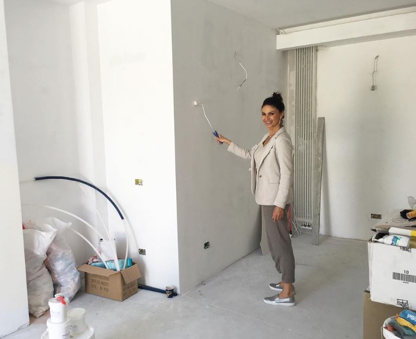 Imagini din apartamentul în care Ramona Bădescu locuiește în Italia. Are o bucătărie impresionantă, iar pe terasă a plantat lămâi și mandarini