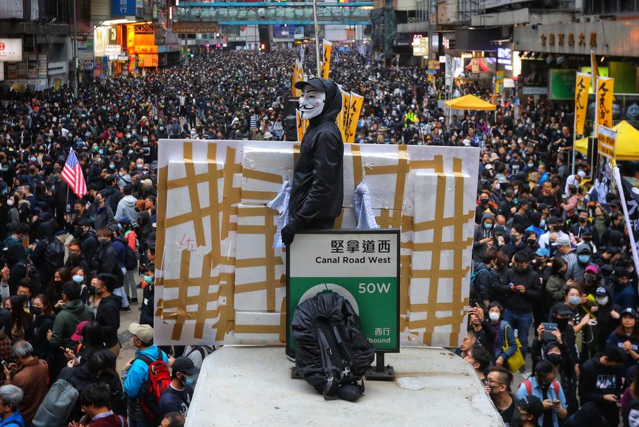 De Revelion, la Hong Kong s-au ciocnit cocktailuri Molotov