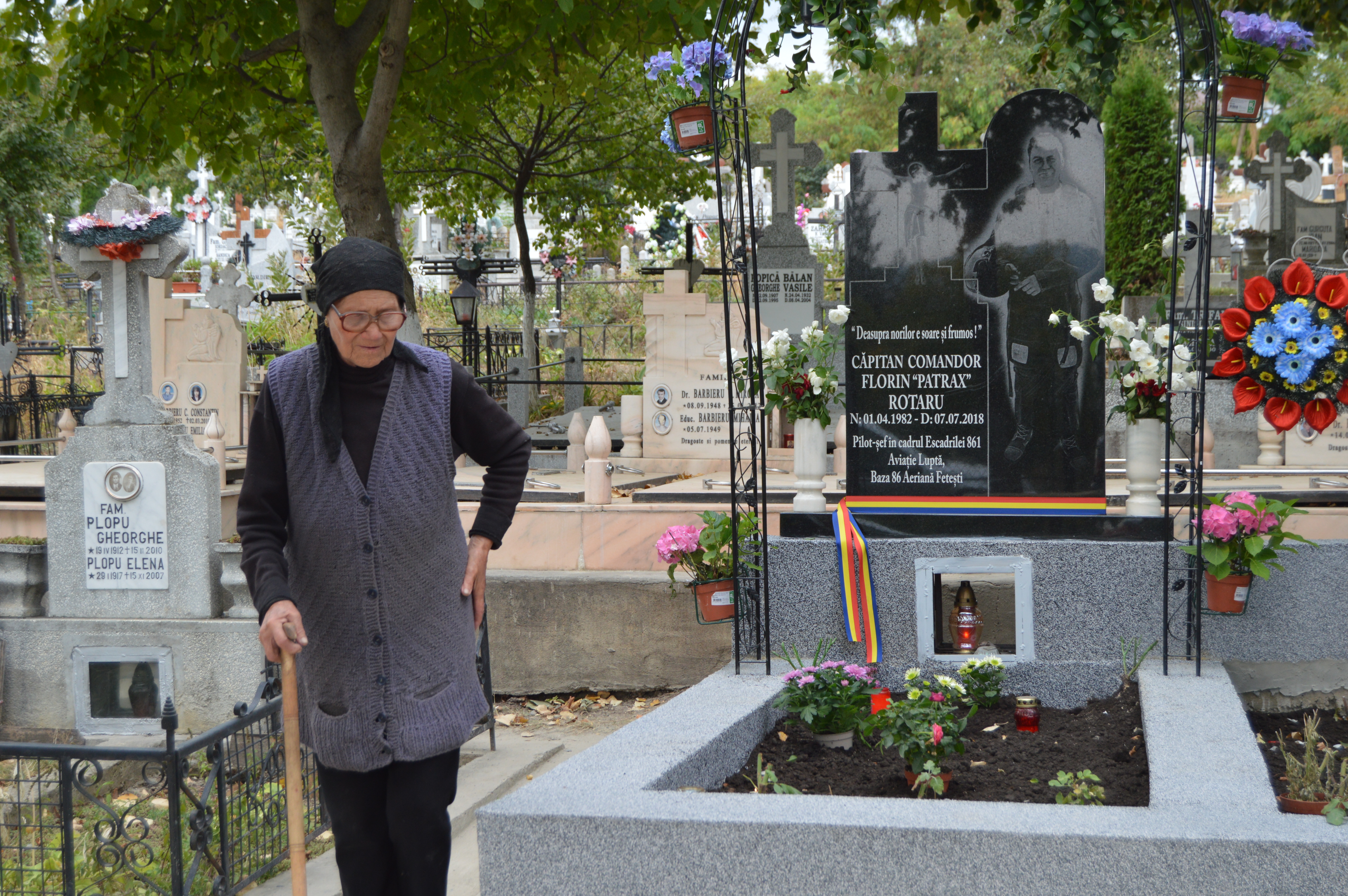 EXCLUSIV/ Drama bunicii pilotului-erou de la Fetești: "Merg de două-trei ori pe zi la cimitir. Hai, mamă, acasă!" - VIDEO&FOTO