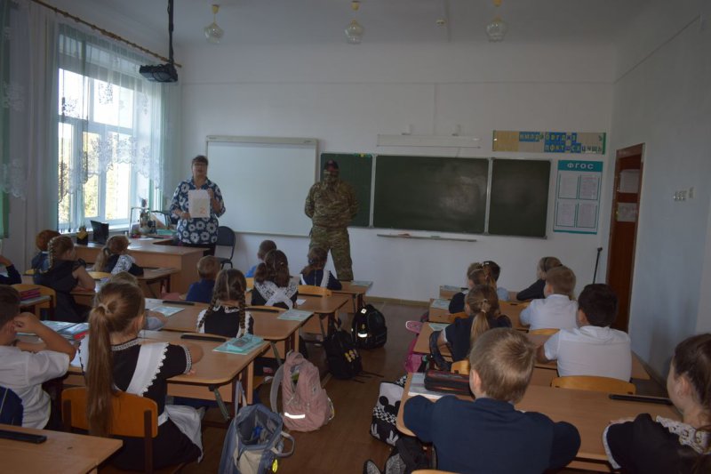 Mercenar din Batalionul Wagner, propagandă la clasa a III-a, într-o școală din Rusia: „Le-a arătat școlarilor decorațiile sale și medalia pentru curaj”