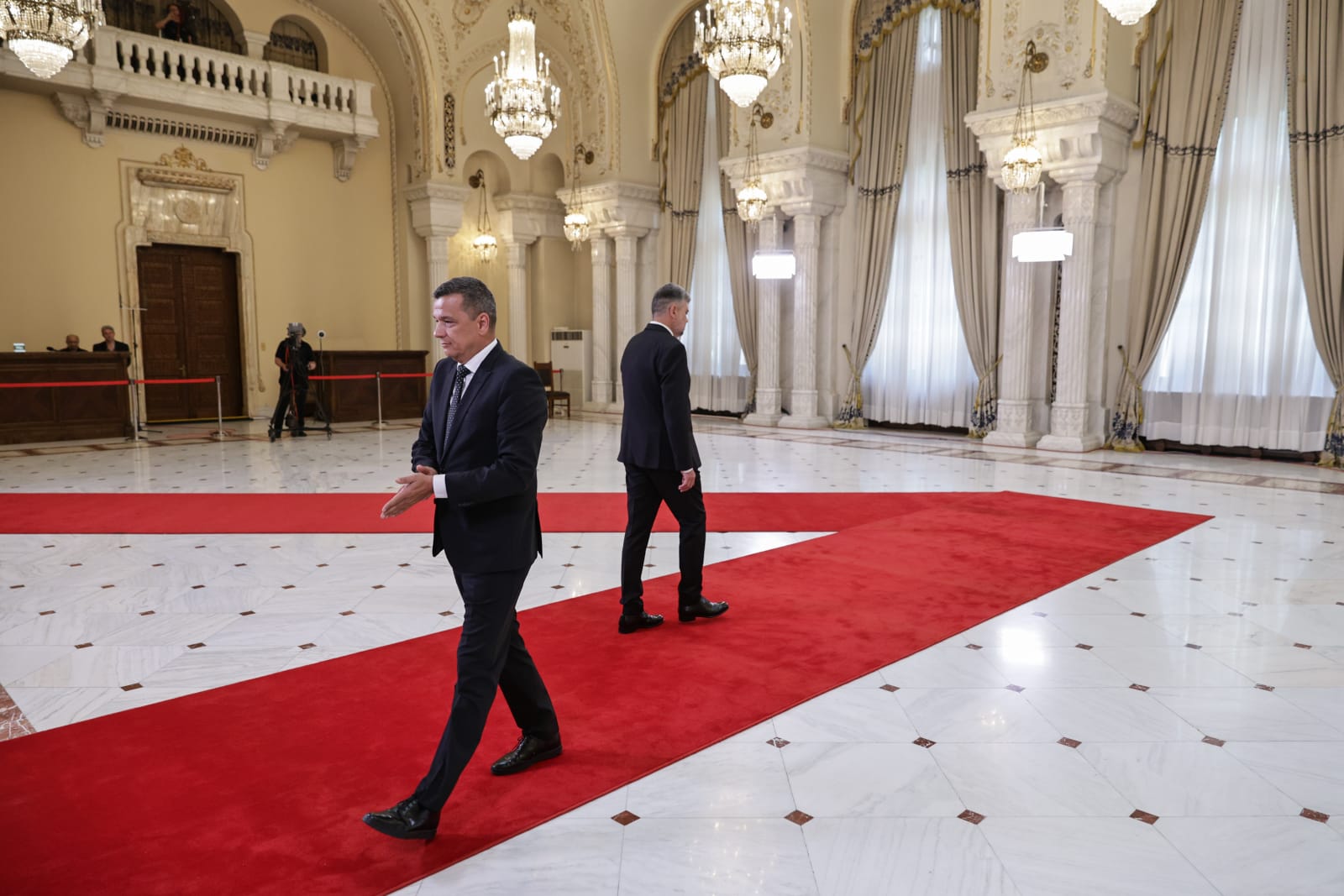 Funeralii de stat pentru Ion Iliescu. Ultimele omagii aduse în fața sicriului fostului președinte, în Sala Unirii, la Palatul Cotroceni