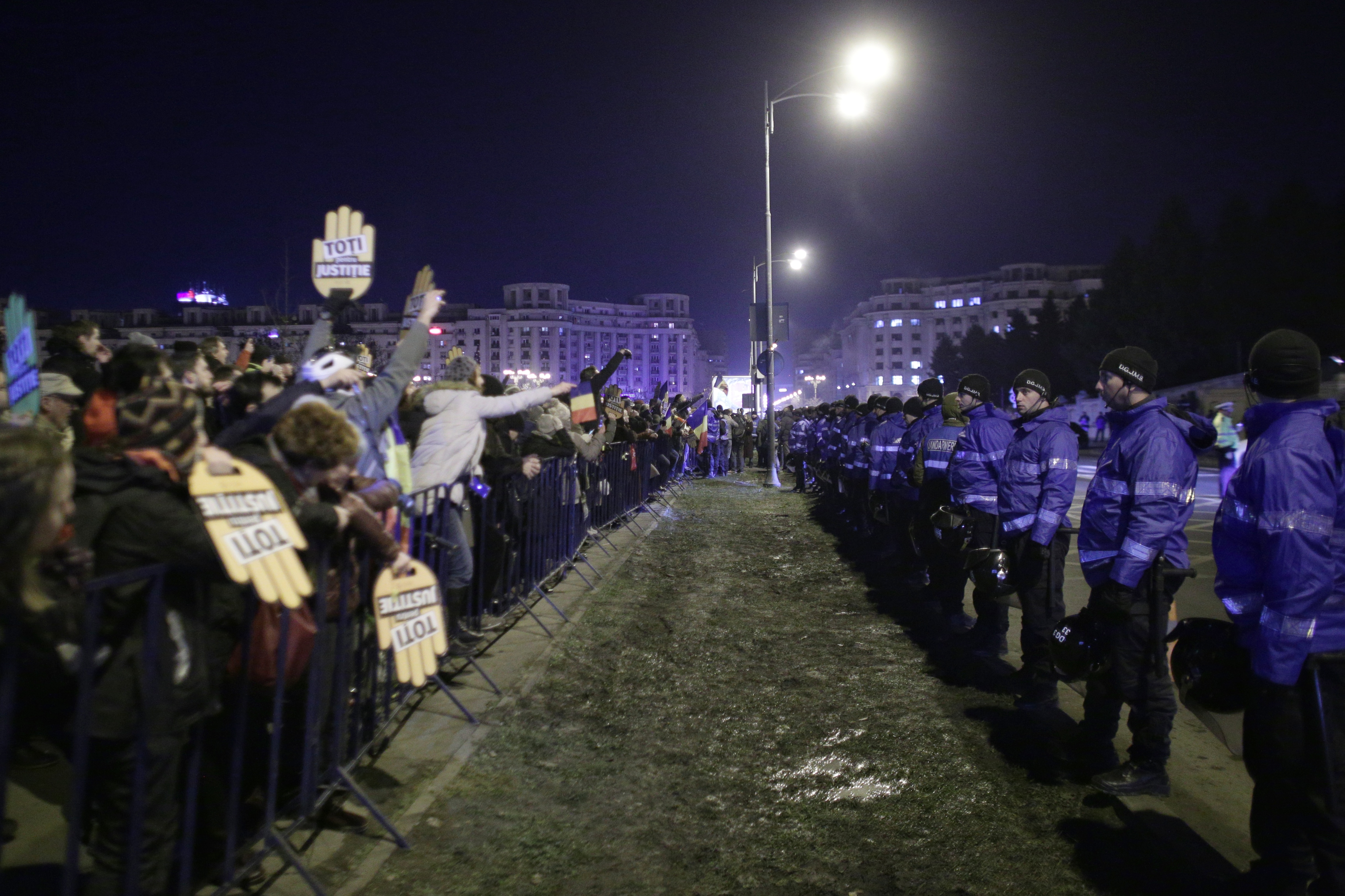 Noi proteste la Parlament față de modificarea legilor justiției. Opoziția, din nou în stradă | FOTO