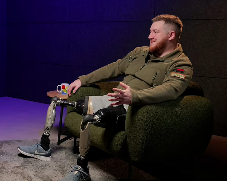 „Un haos”. Un veteran ucrainean care se afla la protezare în străinătate, după ce și-a pierdut picioarele în luptele din Donbas, a primit citație de înrolare