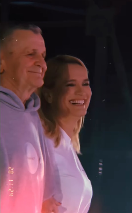Cum a apărut Andreea Esca pe podiumul de modă alături de tatăl ei, care are 86 de ani. Au defilat în hainele create de Alexia Eram