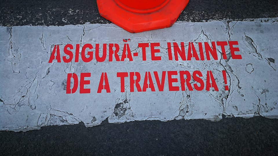 Mesajele de pe trecerile pentru pietoni au apărut în Piatra-Neamț. „Scoate căștile!”, „Nu folosi telefonul!”