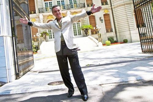 Imagini din palatul lui Gigi Becali. Cum arată în interior imobilul pentru care a plătit 7 milioane de euro