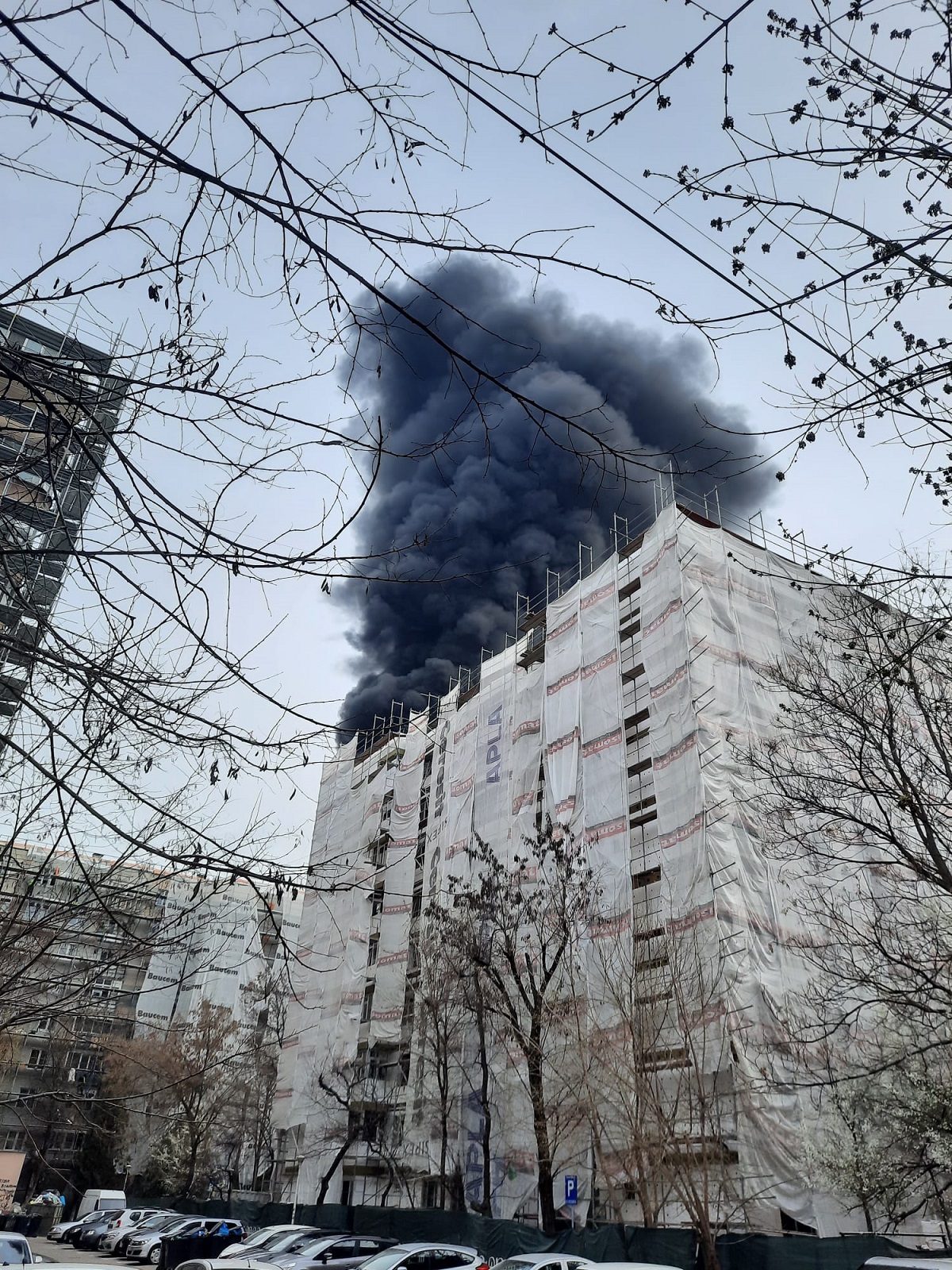 Incendiu puternic pe acoperișul unui bloc, în cartierul Rahova din București. FOTO