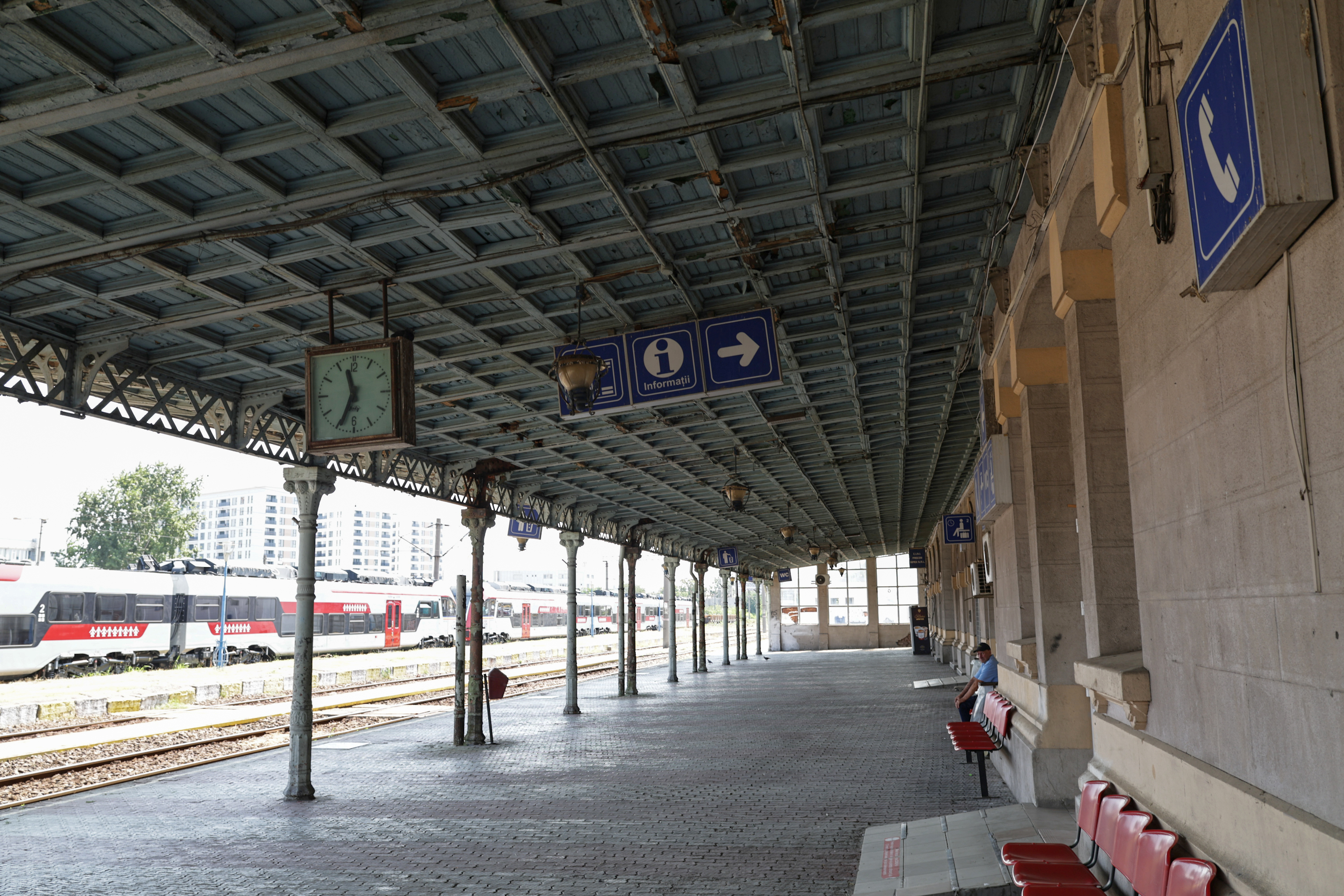 Gara-fantomă din București: dezastru total, cinci trenuri vin și pleacă, iar călătorii așteaptă micii calzi „La pierde tren”