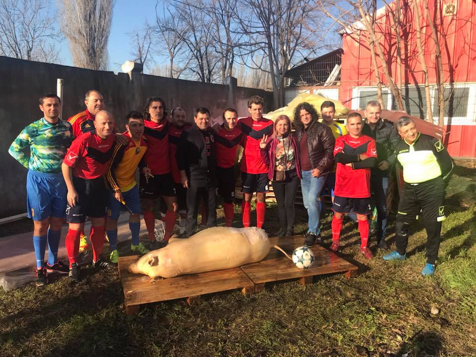 Carmen Șerban a tăiat porcul cu un grup de sportivi. A dat iama în șorici | FOTO