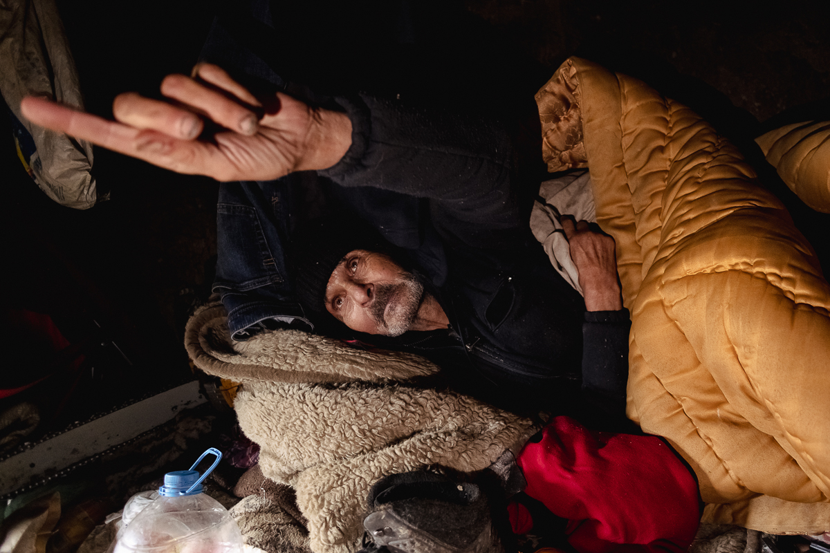 După ce i s-a stricat soba din bordei, un pensionar din Iași se încălzește doar cu pisici: „Problema țării e că sătulul nu crede la ăl flămând” | REPORTAJ